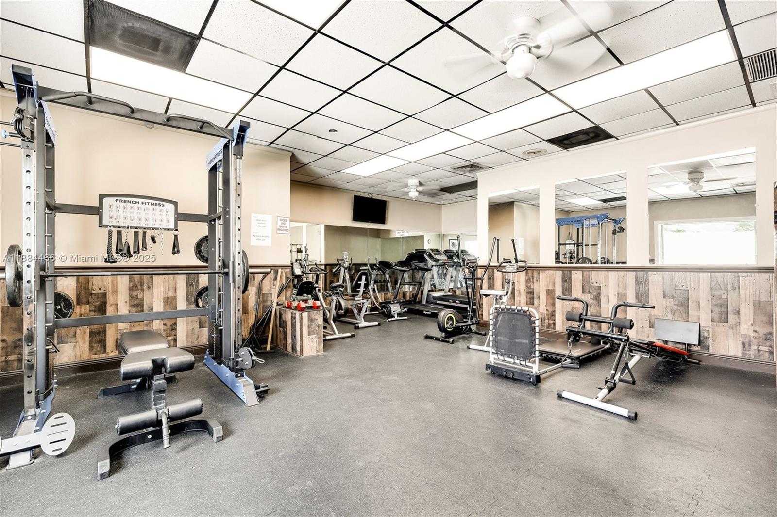 Small Image of 5720 LAKESHORE DR, Dania Beach Number 32