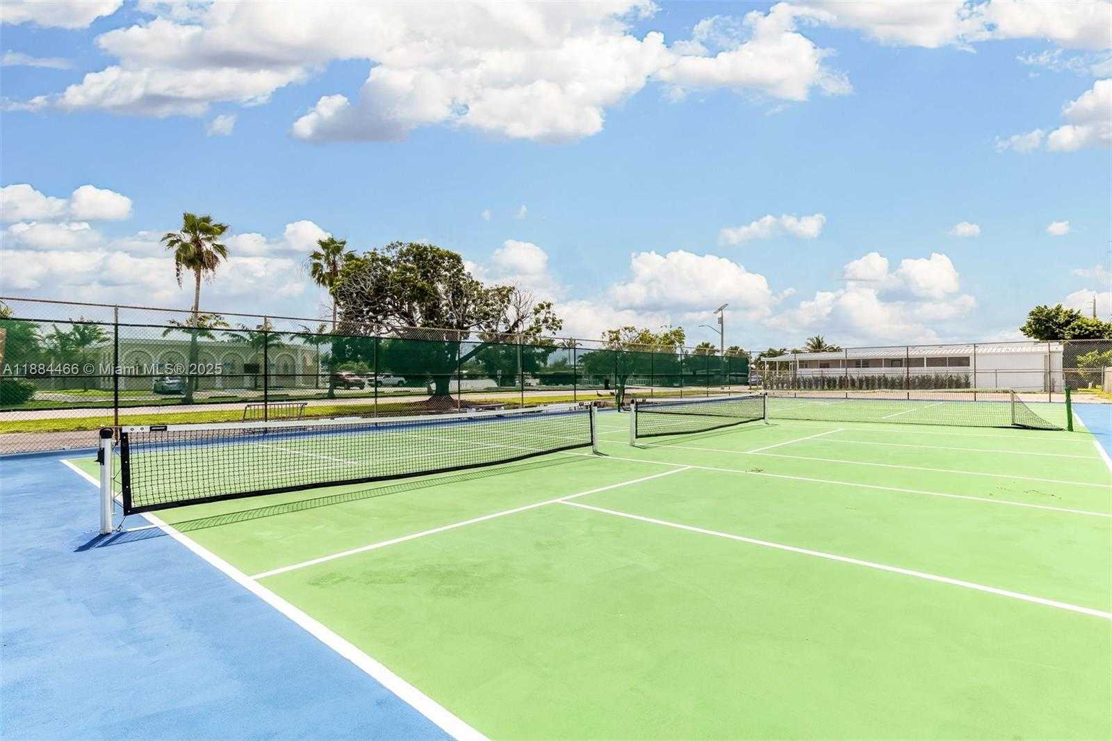 Small Image of 5720 LAKESHORE DR, Dania Beach Number 38