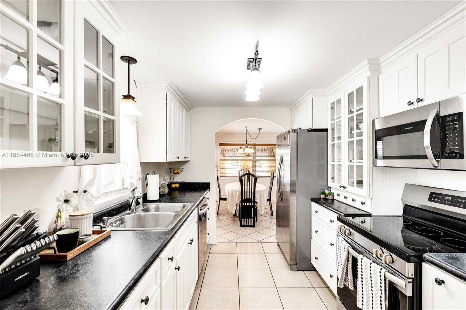 Small Image of 5720 LAKESHORE DR, Dania Beach Number 4