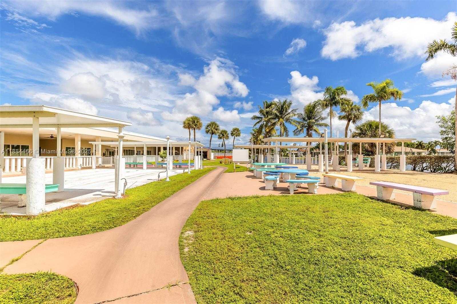 Small Image of 5720 LAKESHORE DR, Dania Beach Number 40