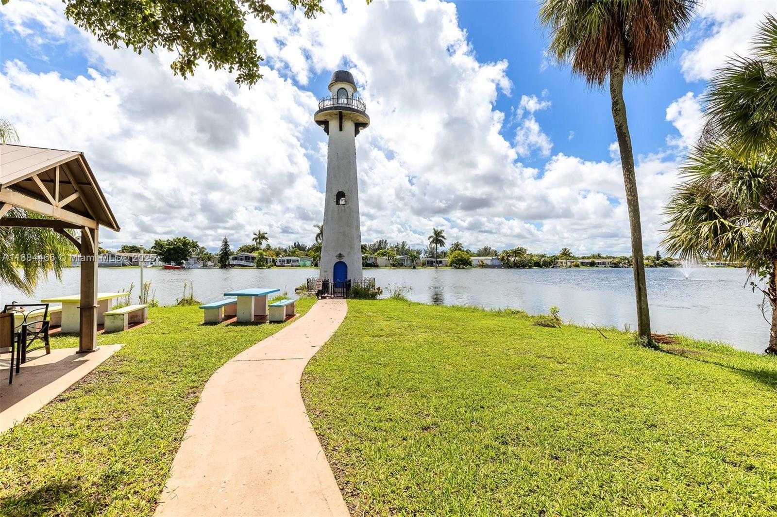 Small Image of 5720 LAKESHORE DR, Dania Beach Number 41