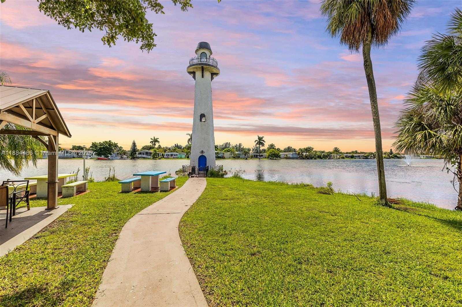 Small Image of 5720 LAKESHORE DR, Dania Beach Number 42