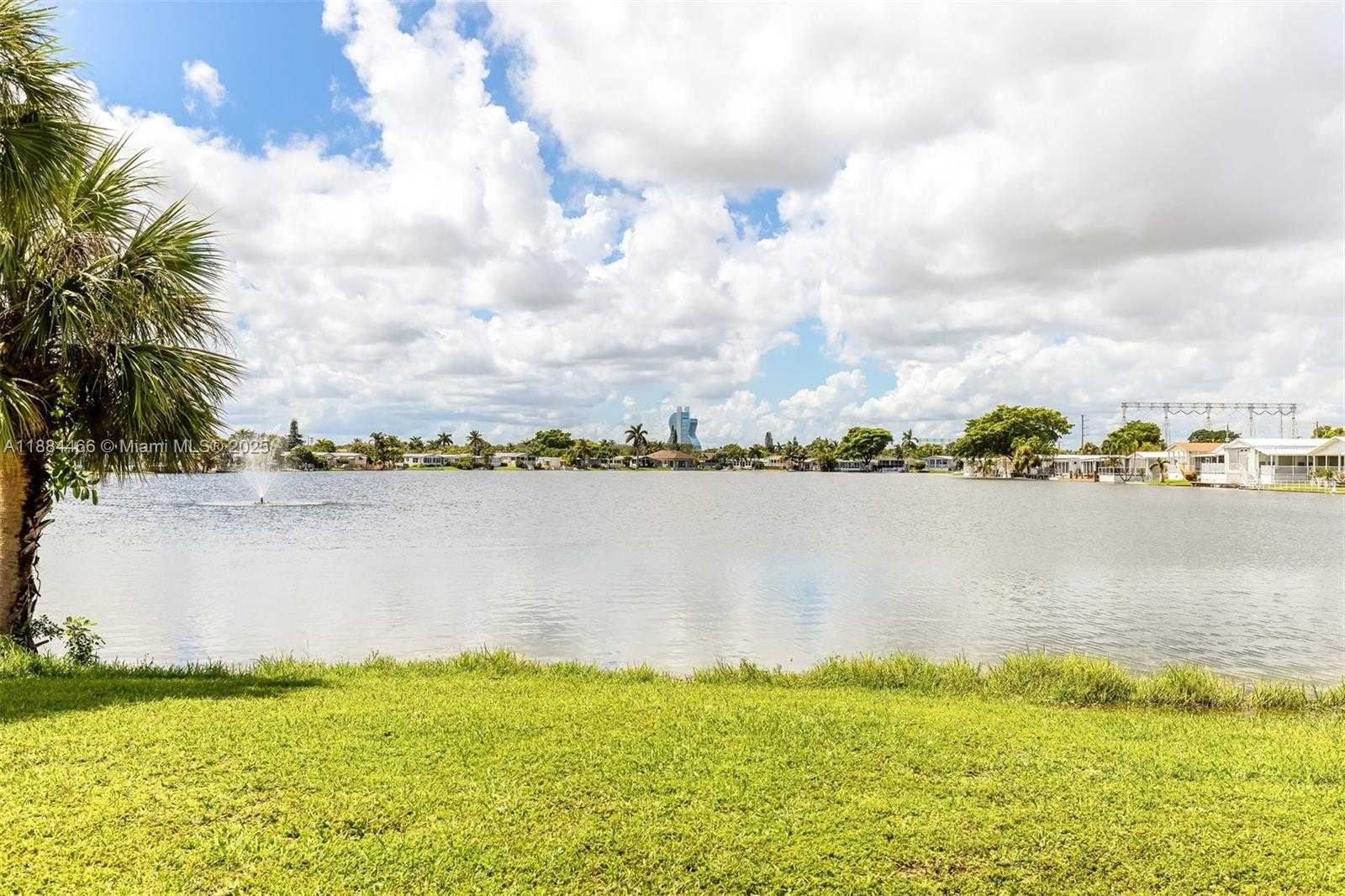 Small Image of 5720 LAKESHORE DR, Dania Beach Number 43