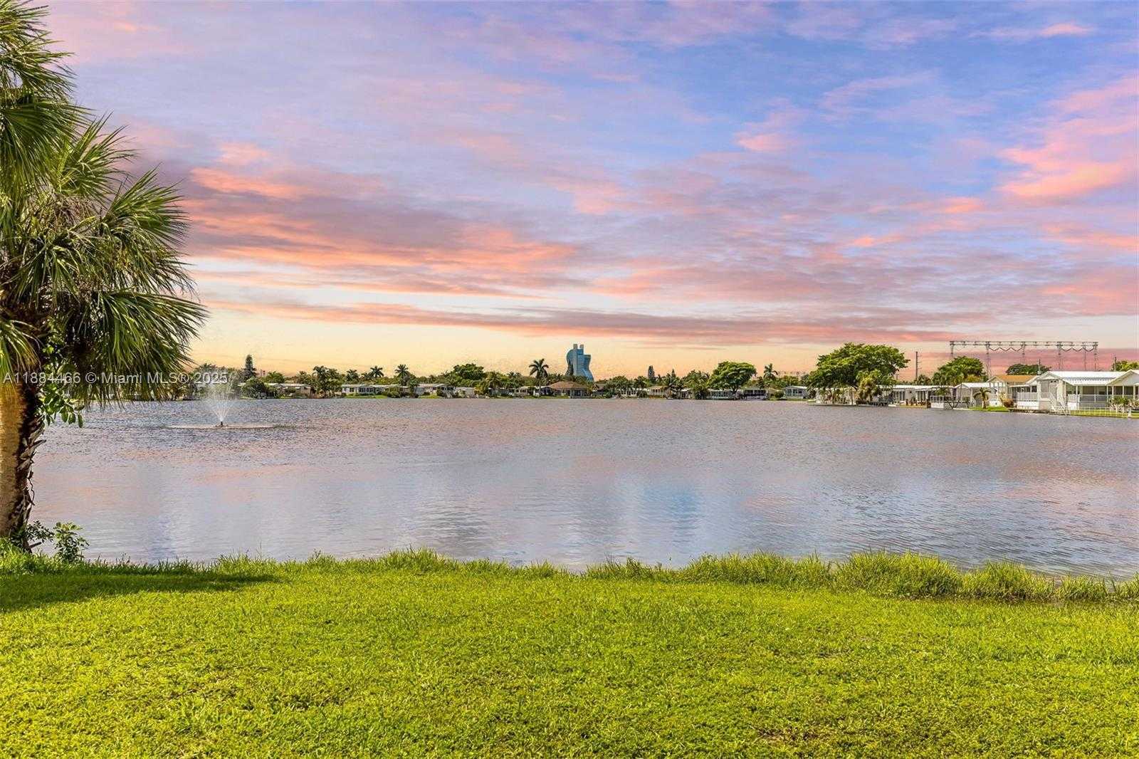 Small Image of 5720 LAKESHORE DR, Dania Beach Number 44