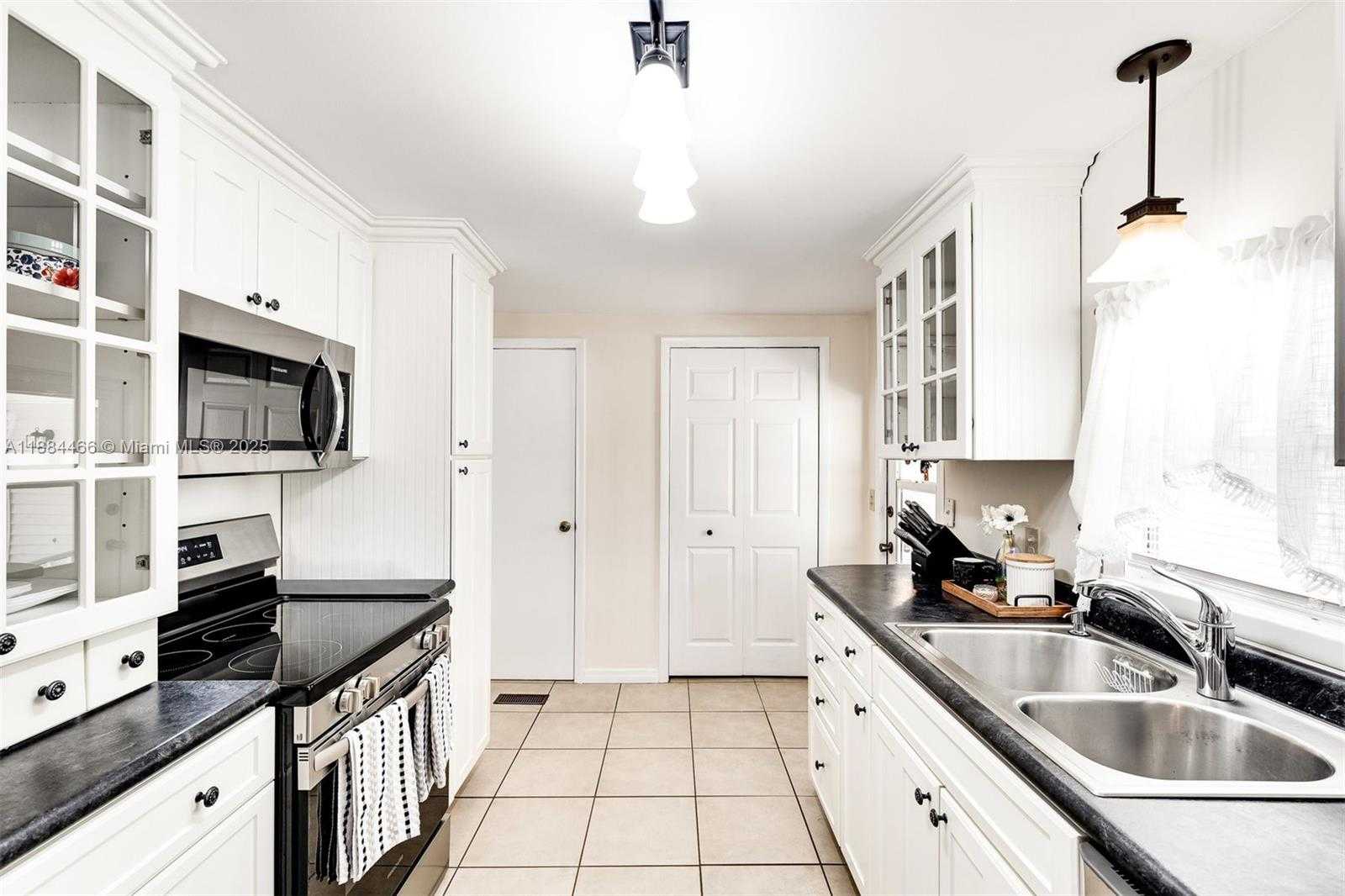 Small Image of 5720 LAKESHORE DR, Dania Beach Number 5