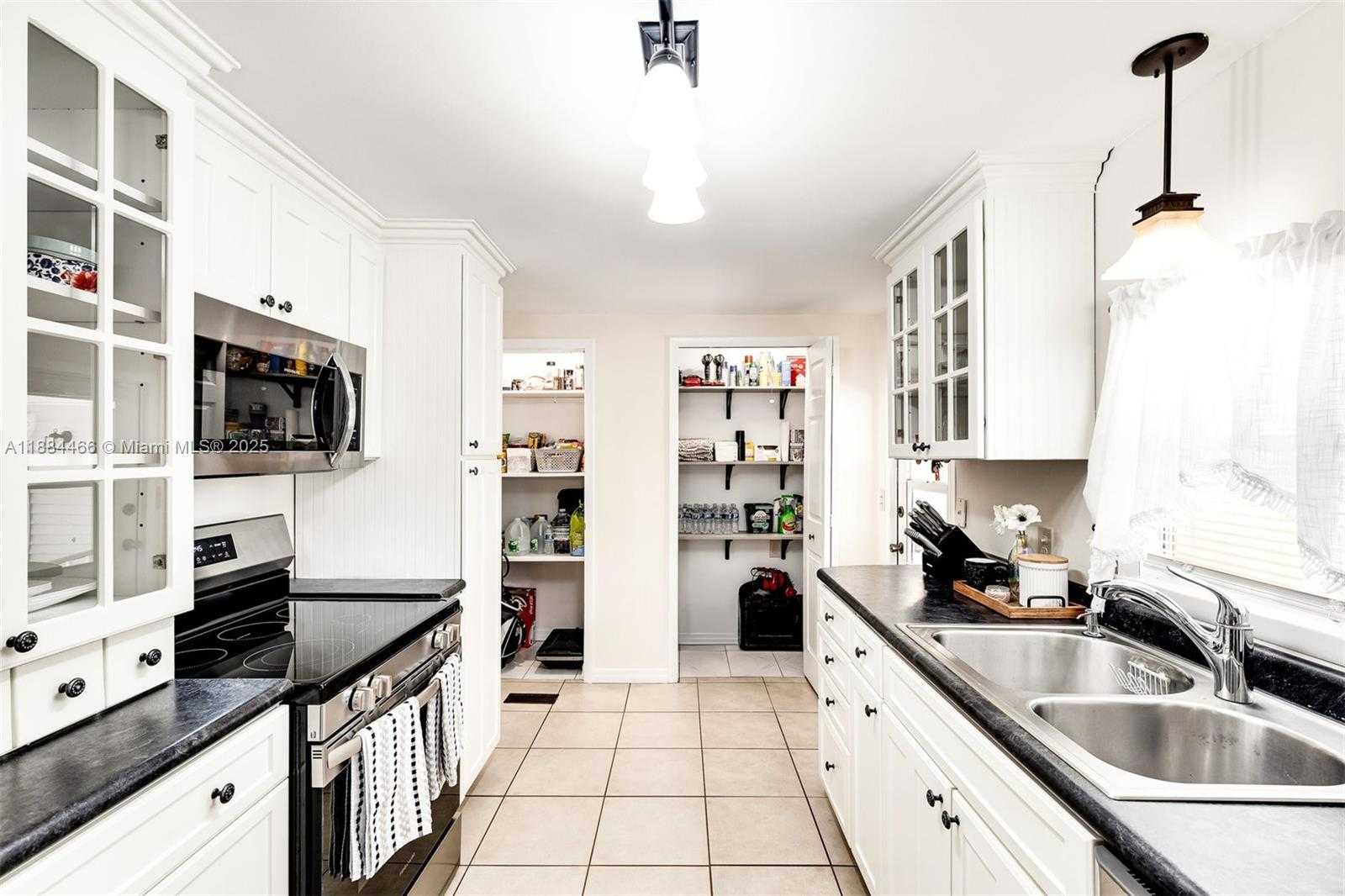 Small Image of 5720 LAKESHORE DR, Dania Beach Number 6