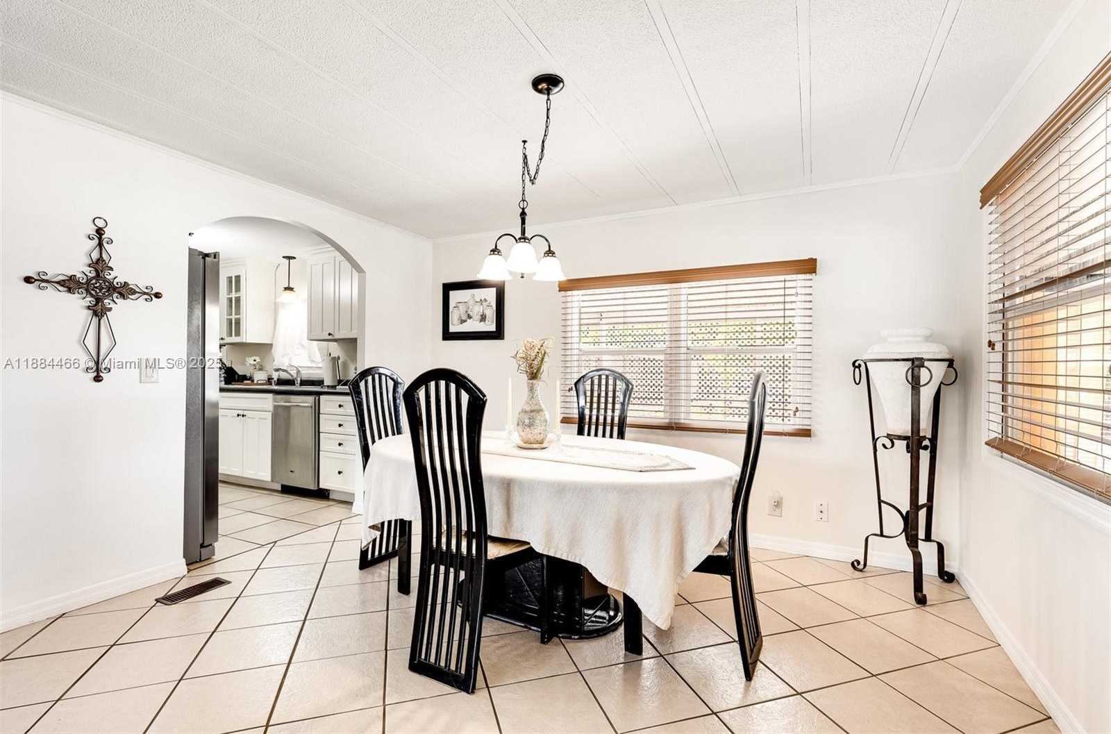 Small Image of 5720 LAKESHORE DR, Dania Beach Number 7