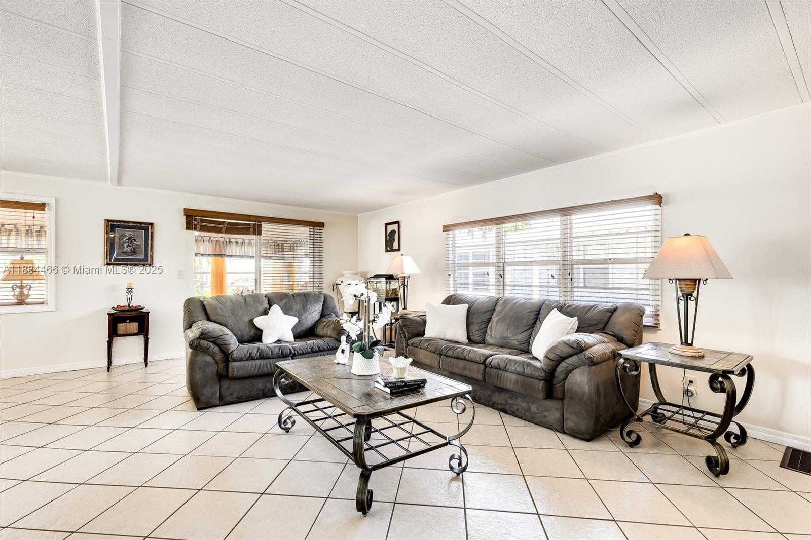 Small Image of 5720 LAKESHORE DR, Dania Beach Number 8
