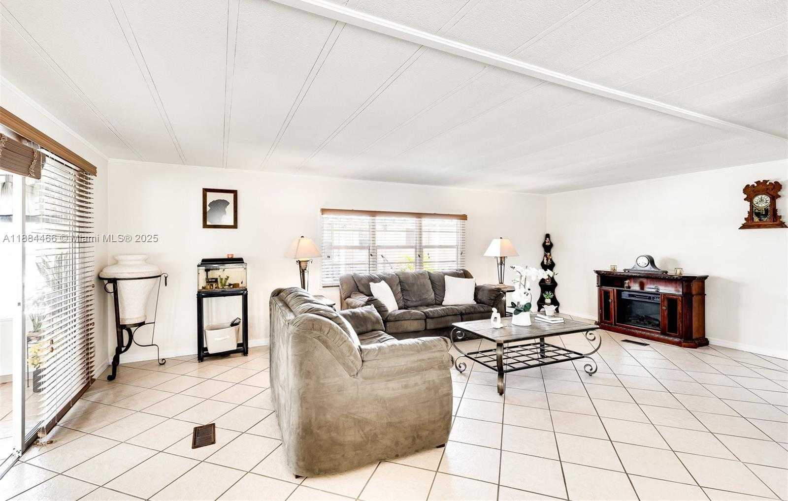 Small Image of 5720 LAKESHORE DR, Dania Beach Number 9