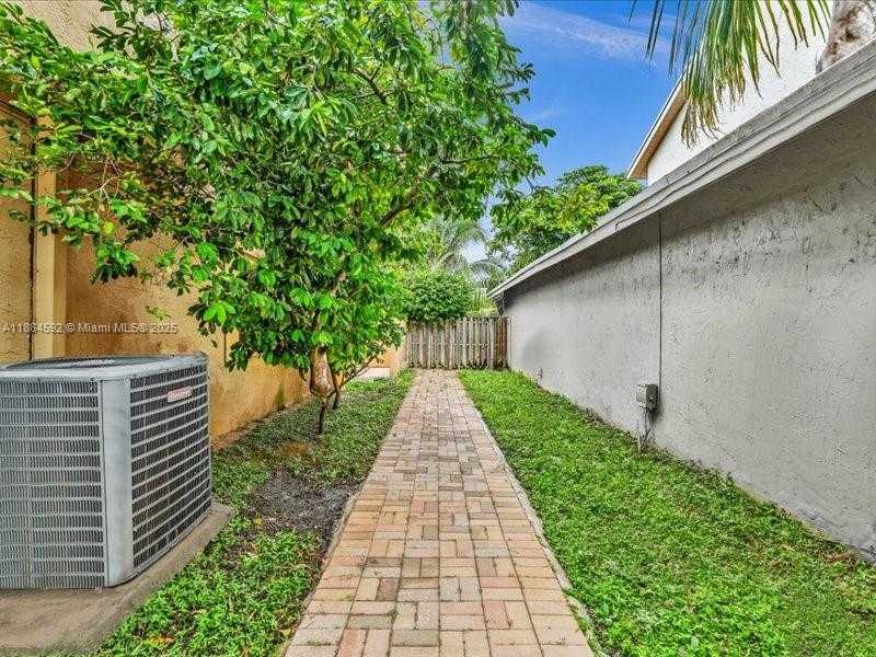 Small Image of 9900 SOUTH WEST 12 ST, Pembroke Pines Number 27
