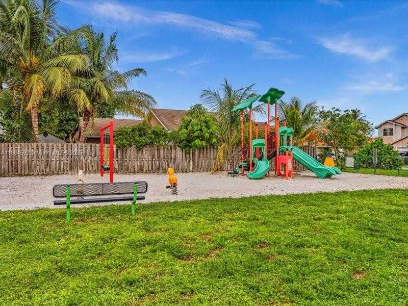 Small Image of 9900 SOUTH WEST 12 ST, Pembroke Pines Number 32