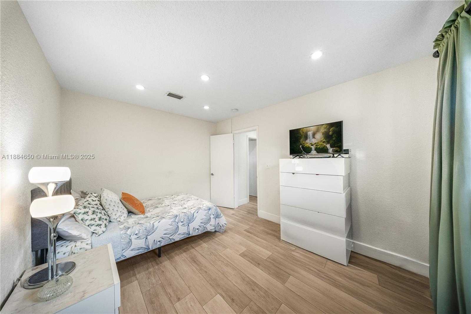 Small Image of 17931 NORTH WEST 85TH AVE, Hialeah Number 26
