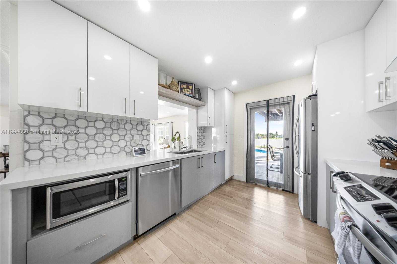 Small Image of 17931 NORTH WEST 85TH AVE, Hialeah Number 7