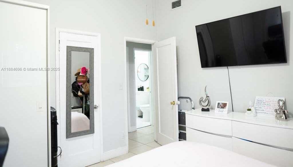Small Image of 18040 NORTH WEST 2ND CT, Miami Gardens Number 11