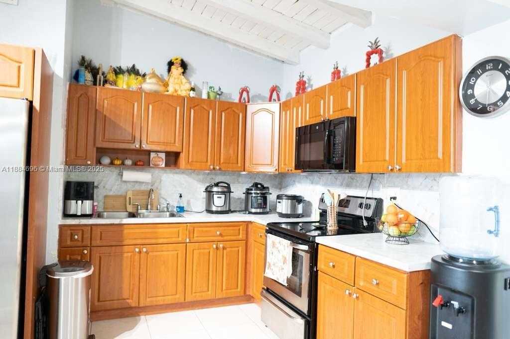 Small Image of 18040 NORTH WEST 2ND CT, Miami Gardens Number 4