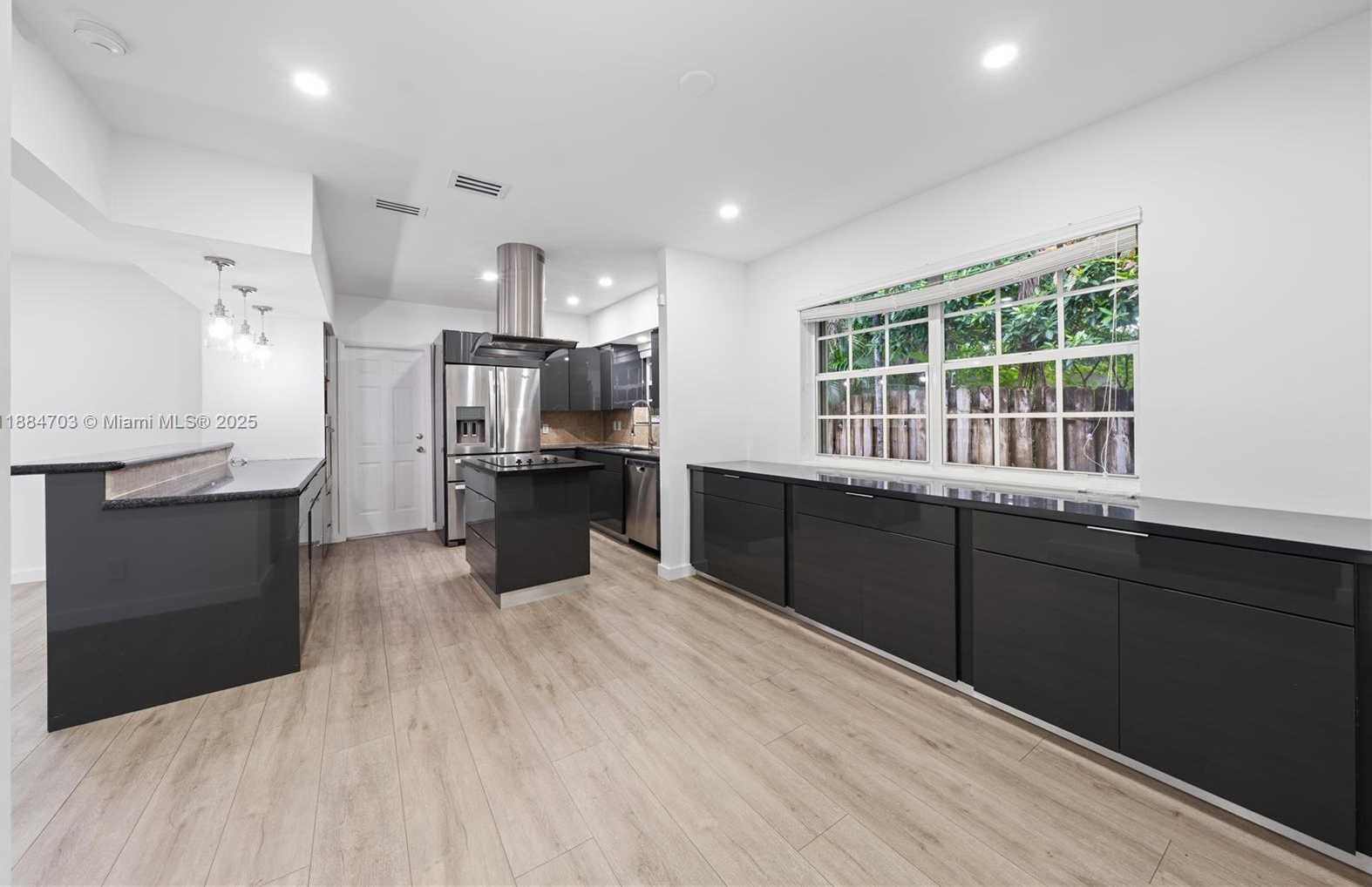 Small Image of 1825 ALAMANDA DR, North Miami Number 10