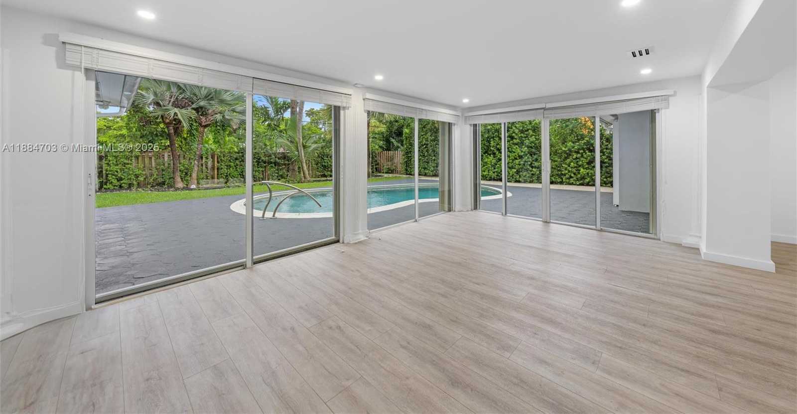 Small Image of 1825 ALAMANDA DR, North Miami Number 11