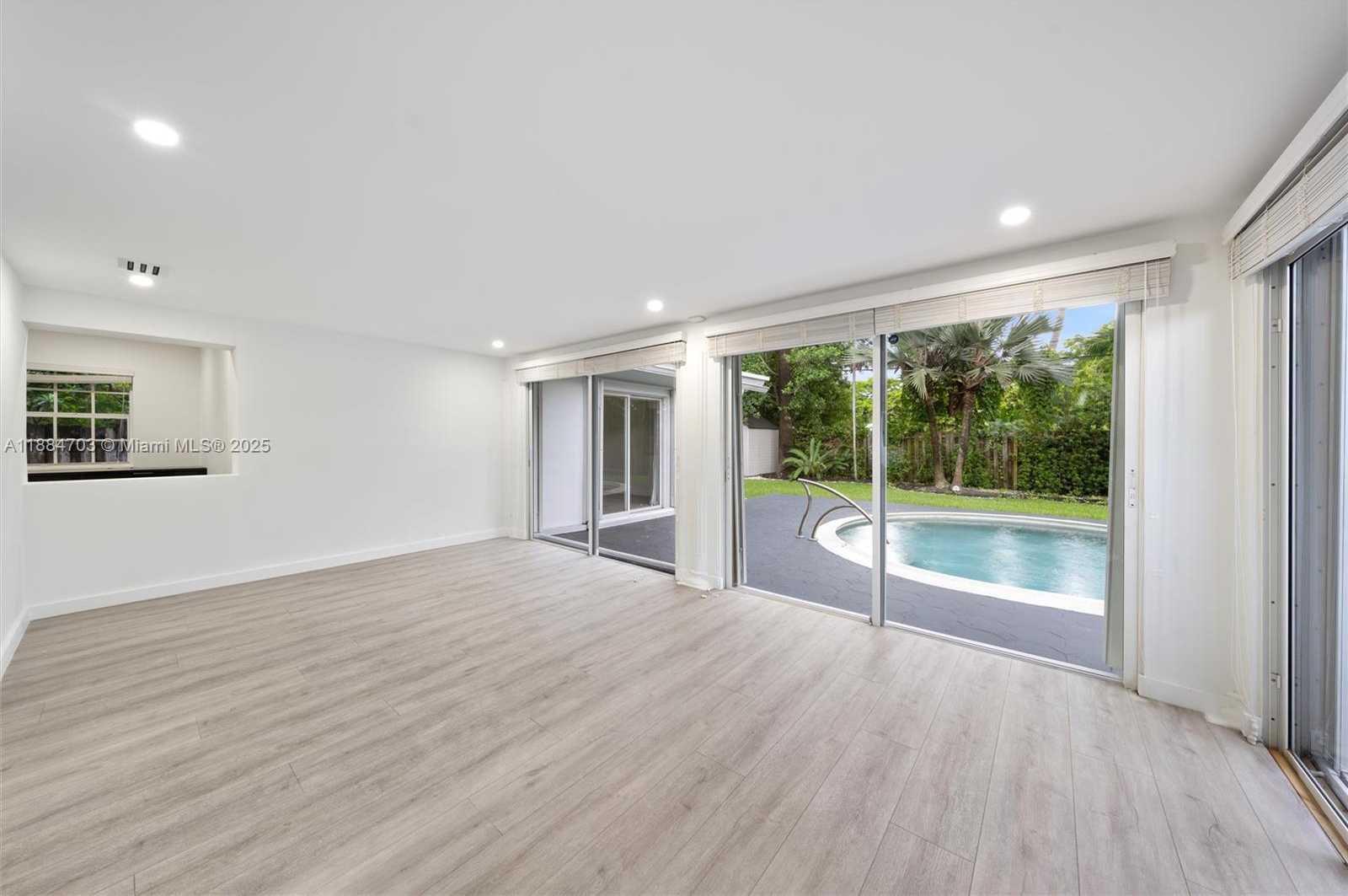 Small Image of 1825 ALAMANDA DR, North Miami Number 12