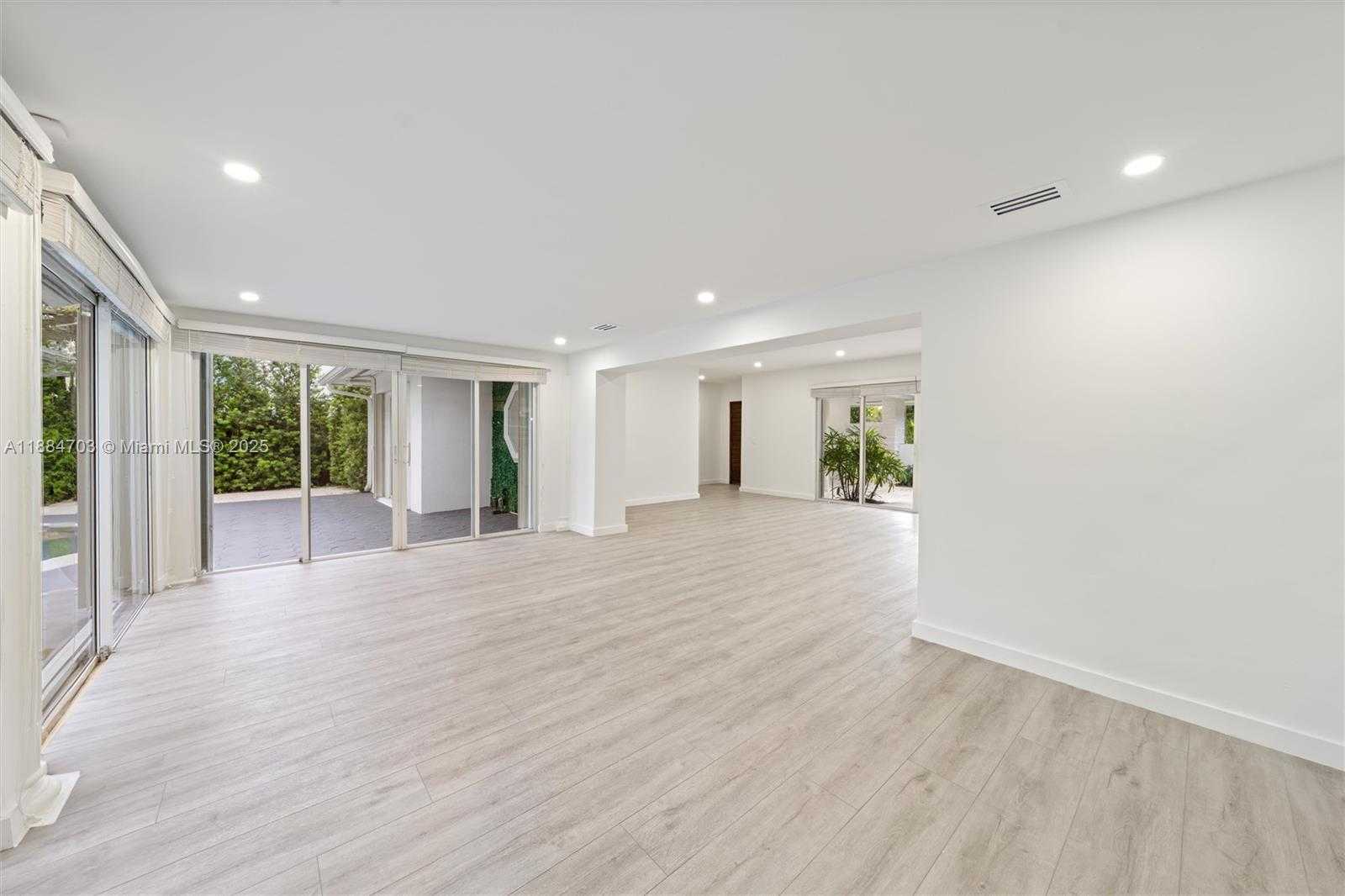 Small Image of 1825 ALAMANDA DR, North Miami Number 13