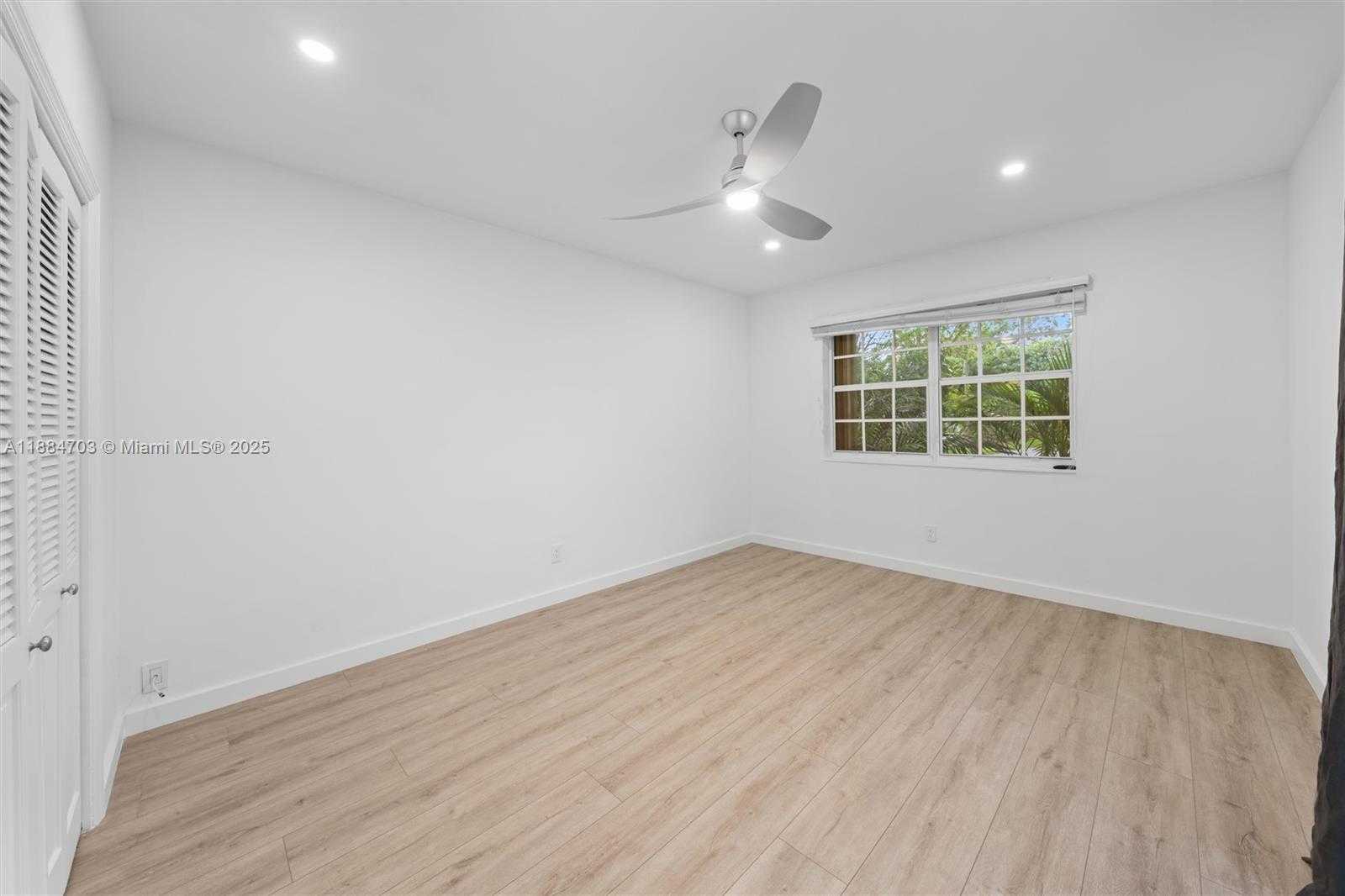 Small Image of 1825 ALAMANDA DR, North Miami Number 14