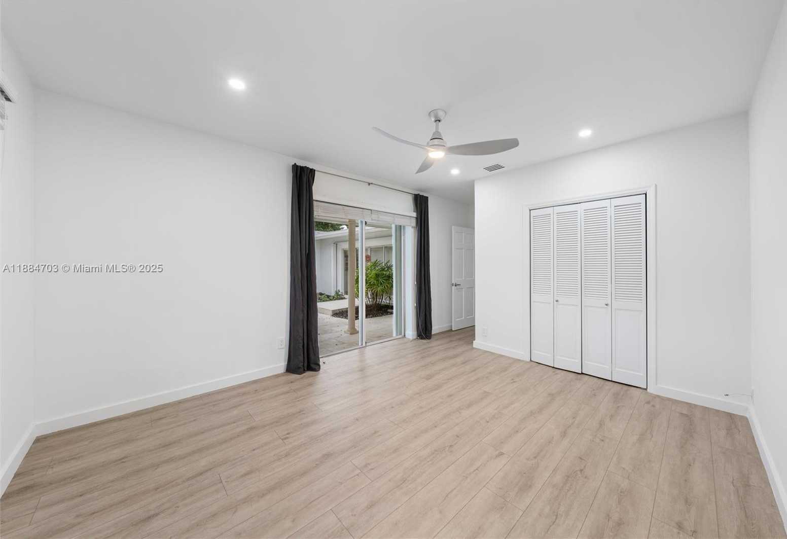 Small Image of 1825 ALAMANDA DR, North Miami Number 15