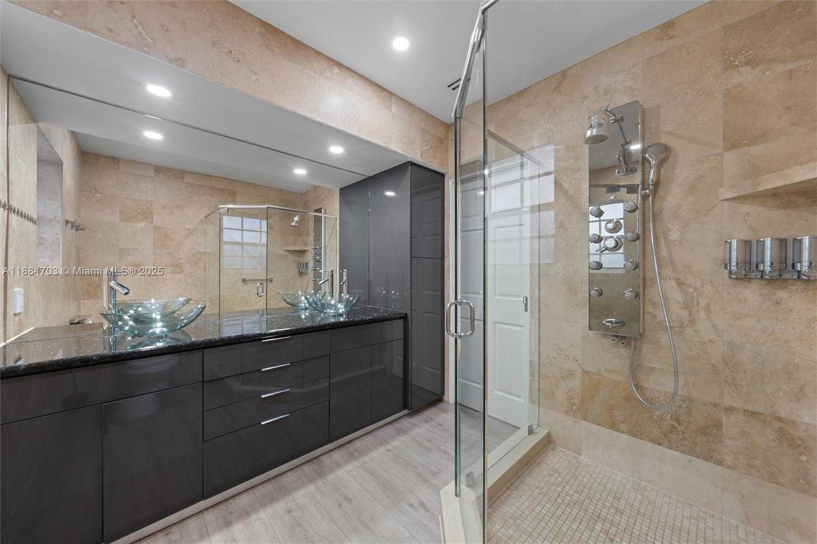 Small Image of 1825 ALAMANDA DR, North Miami Number 16