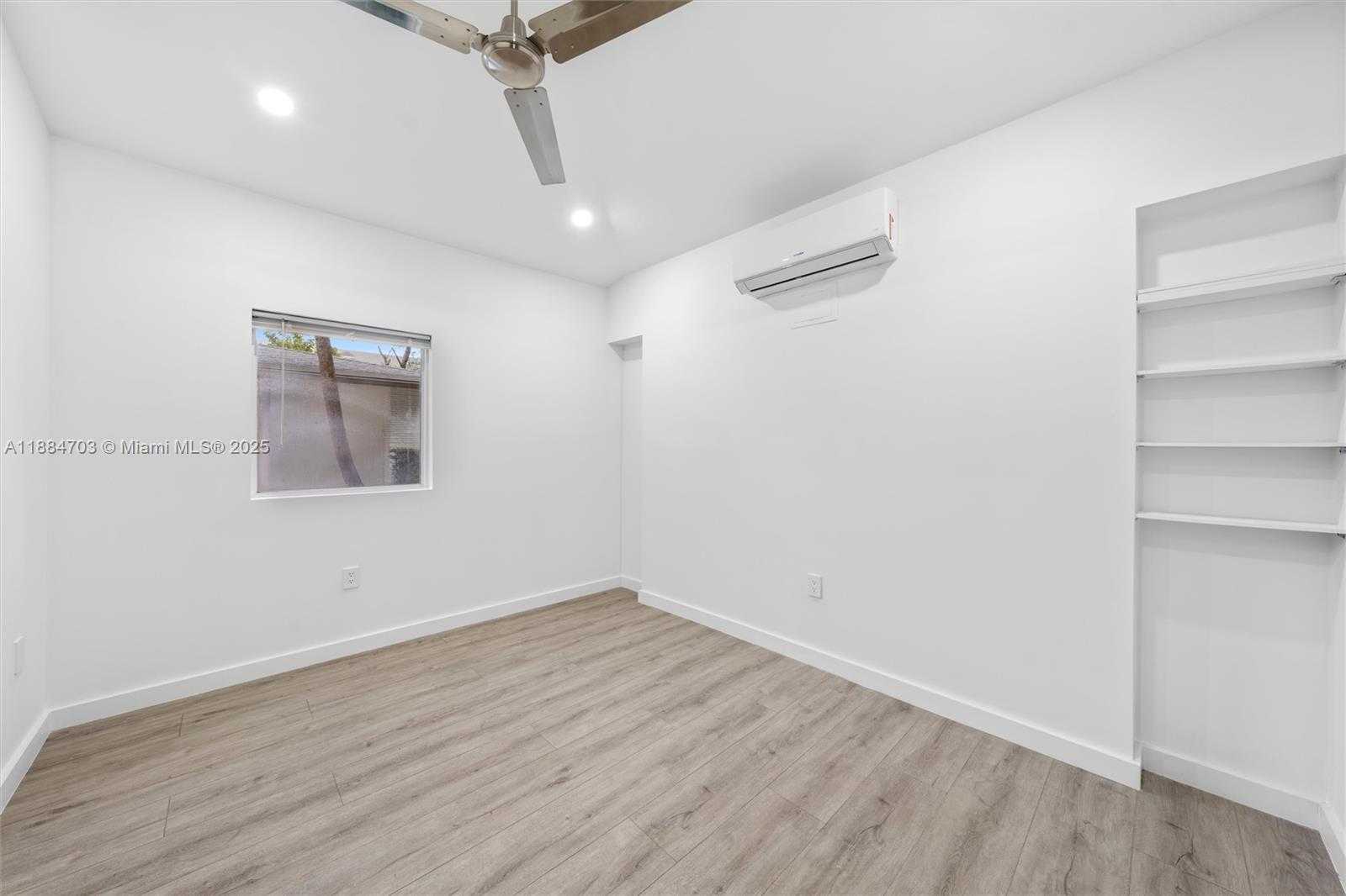 Small Image of 1825 ALAMANDA DR, North Miami Number 17