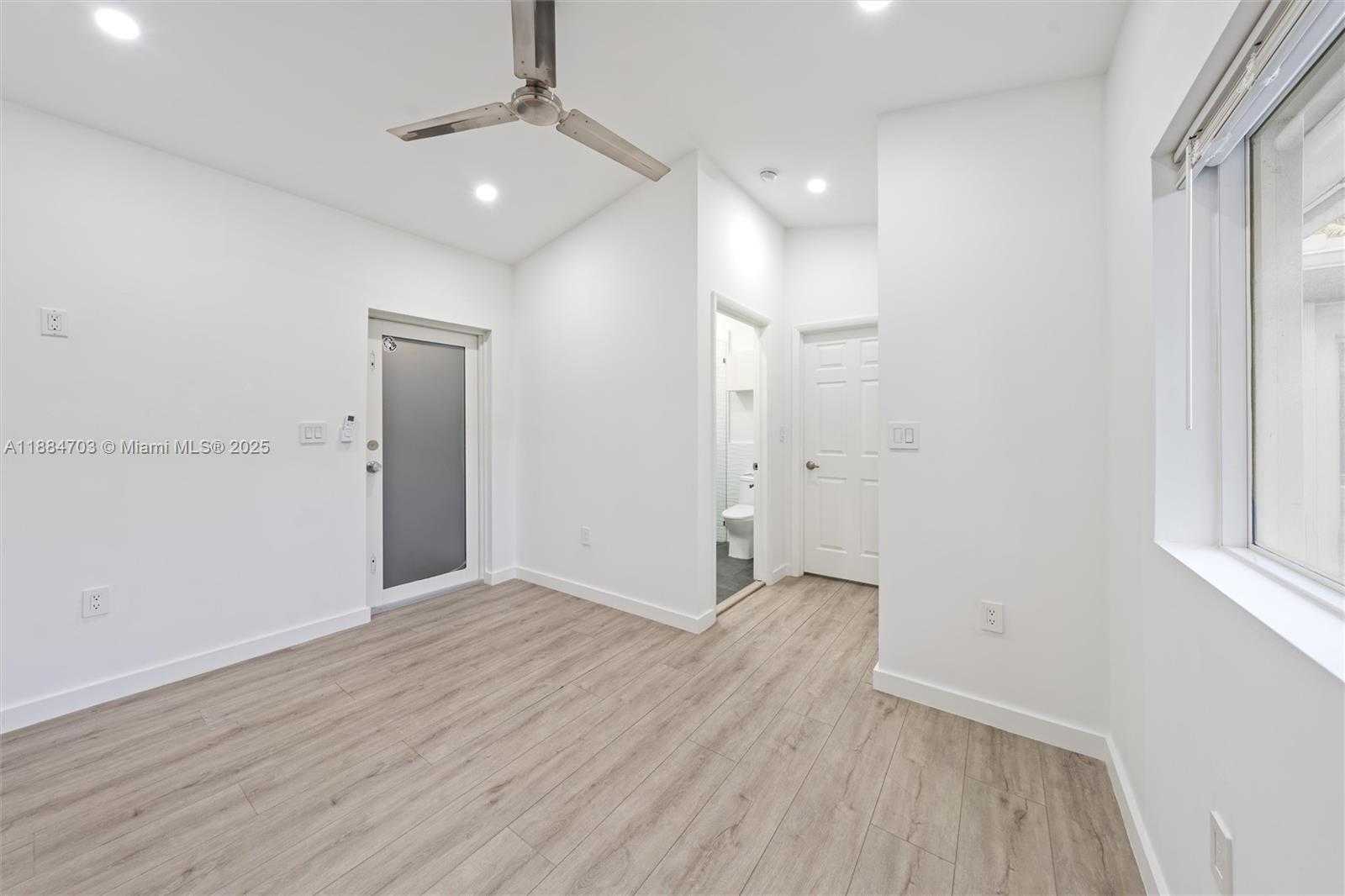 Small Image of 1825 ALAMANDA DR, North Miami Number 18