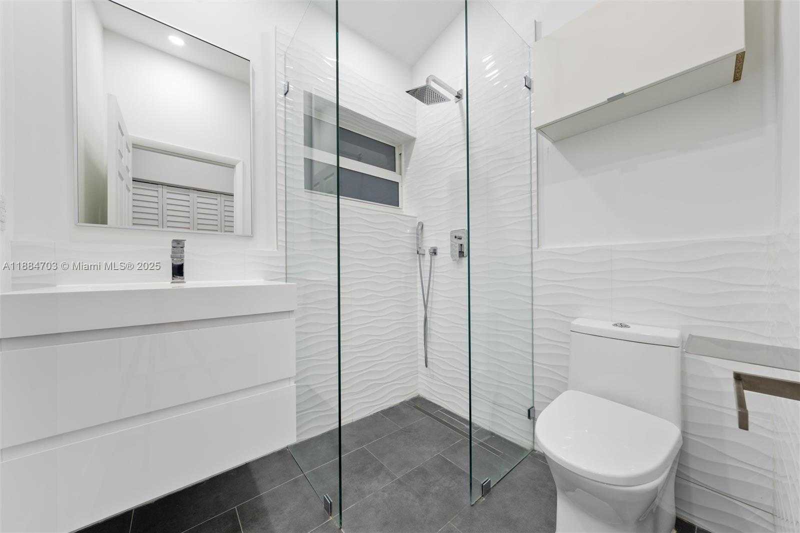 Small Image of 1825 ALAMANDA DR, North Miami Number 19