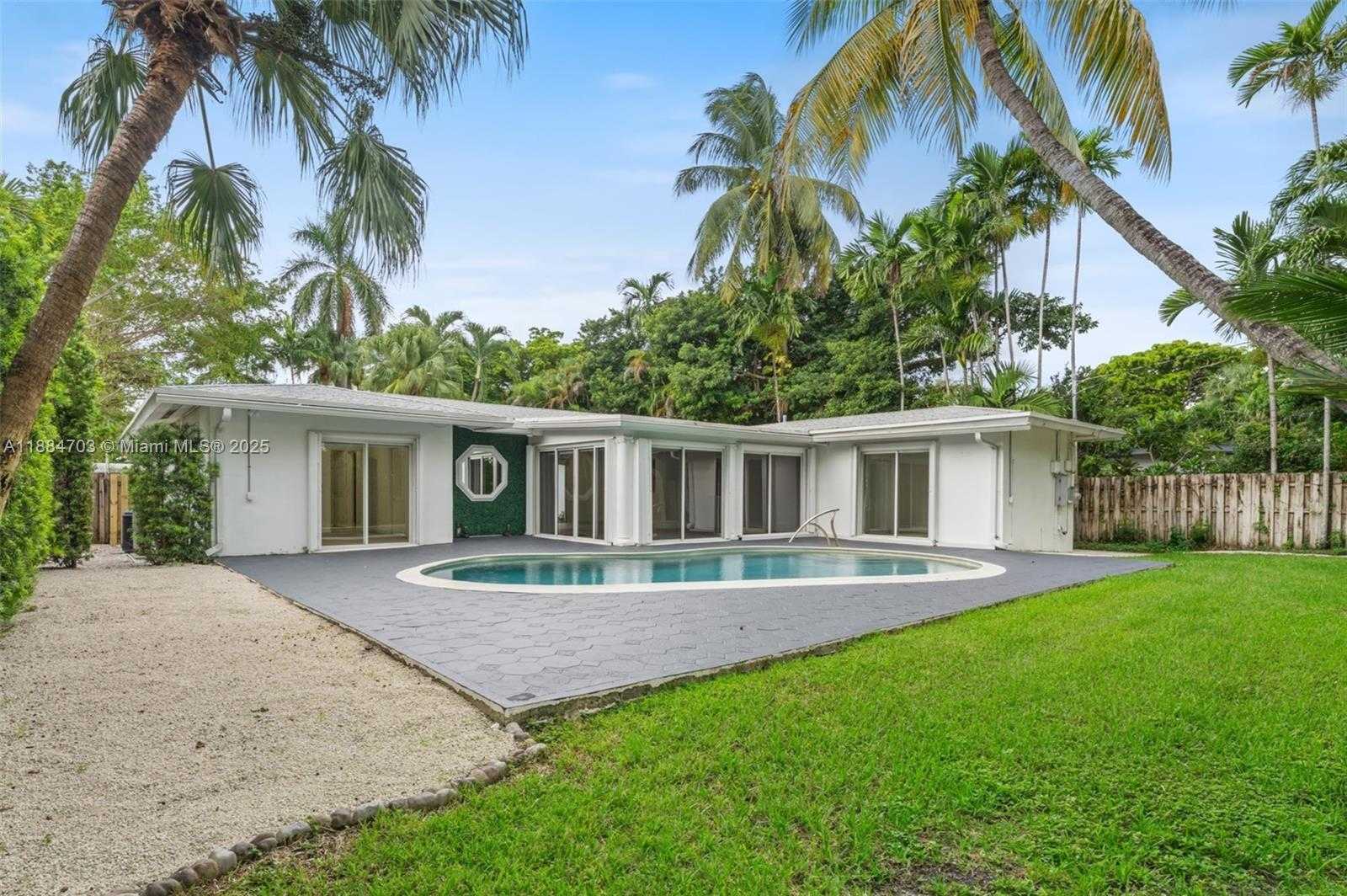 Small Image of 1825 ALAMANDA DR, North Miami Number 2