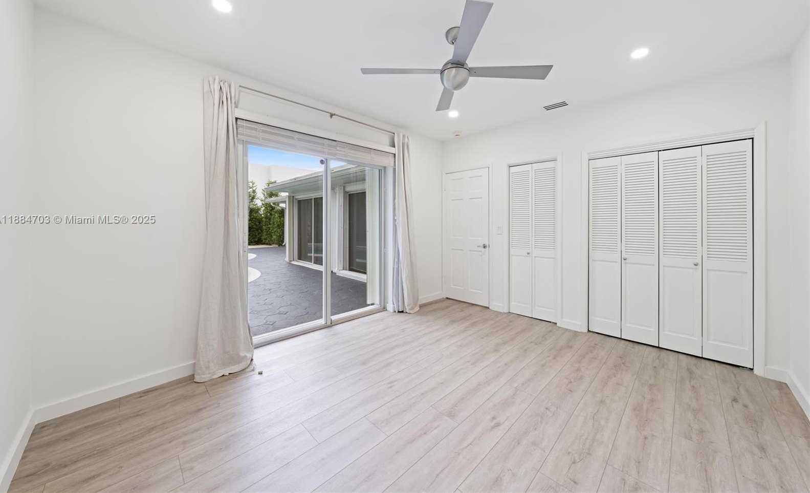 Small Image of 1825 ALAMANDA DR, North Miami Number 20