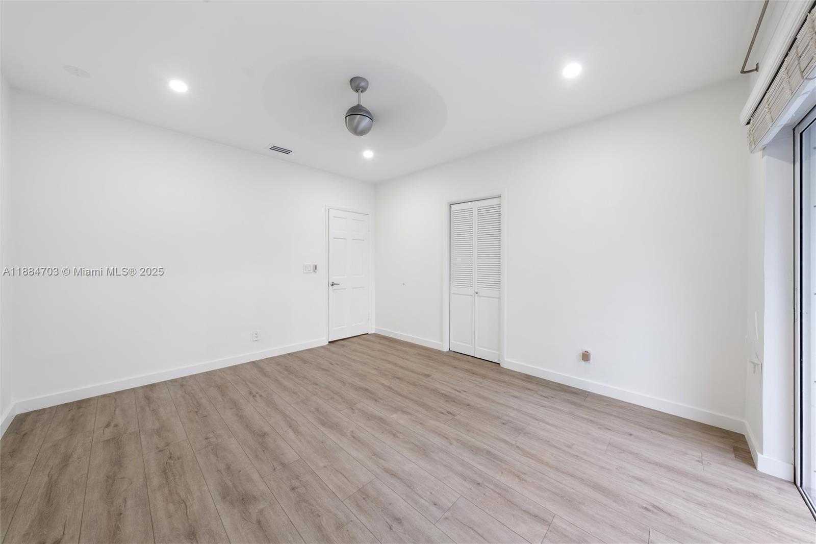 Small Image of 1825 ALAMANDA DR, North Miami Number 21