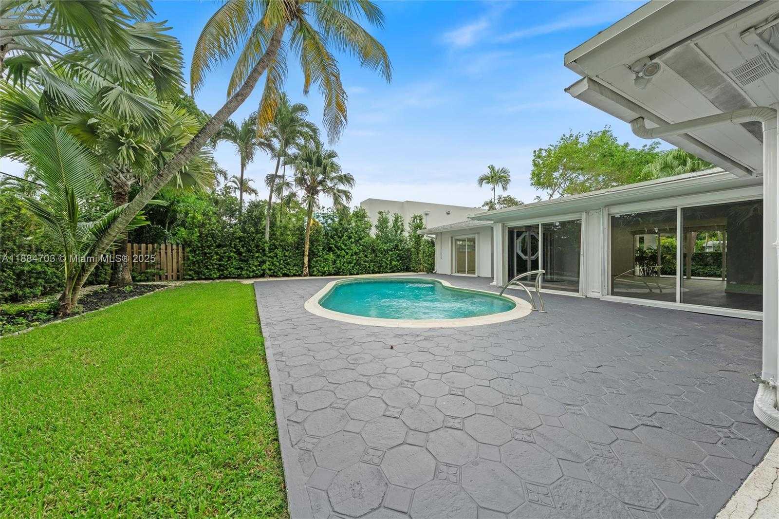 Small Image of 1825 ALAMANDA DR, North Miami Number 25
