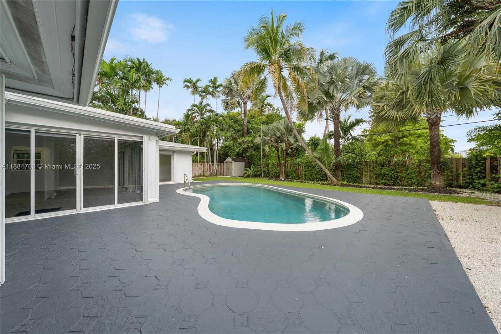 Small Image of 1825 ALAMANDA DR, North Miami Number 26