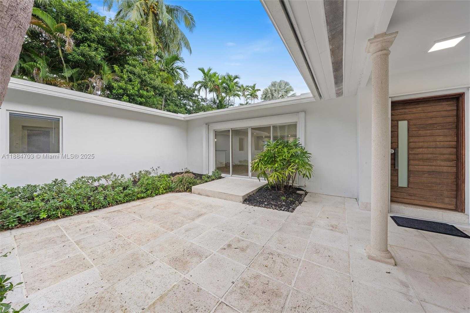 Small Image of 1825 ALAMANDA DR, North Miami Number 4