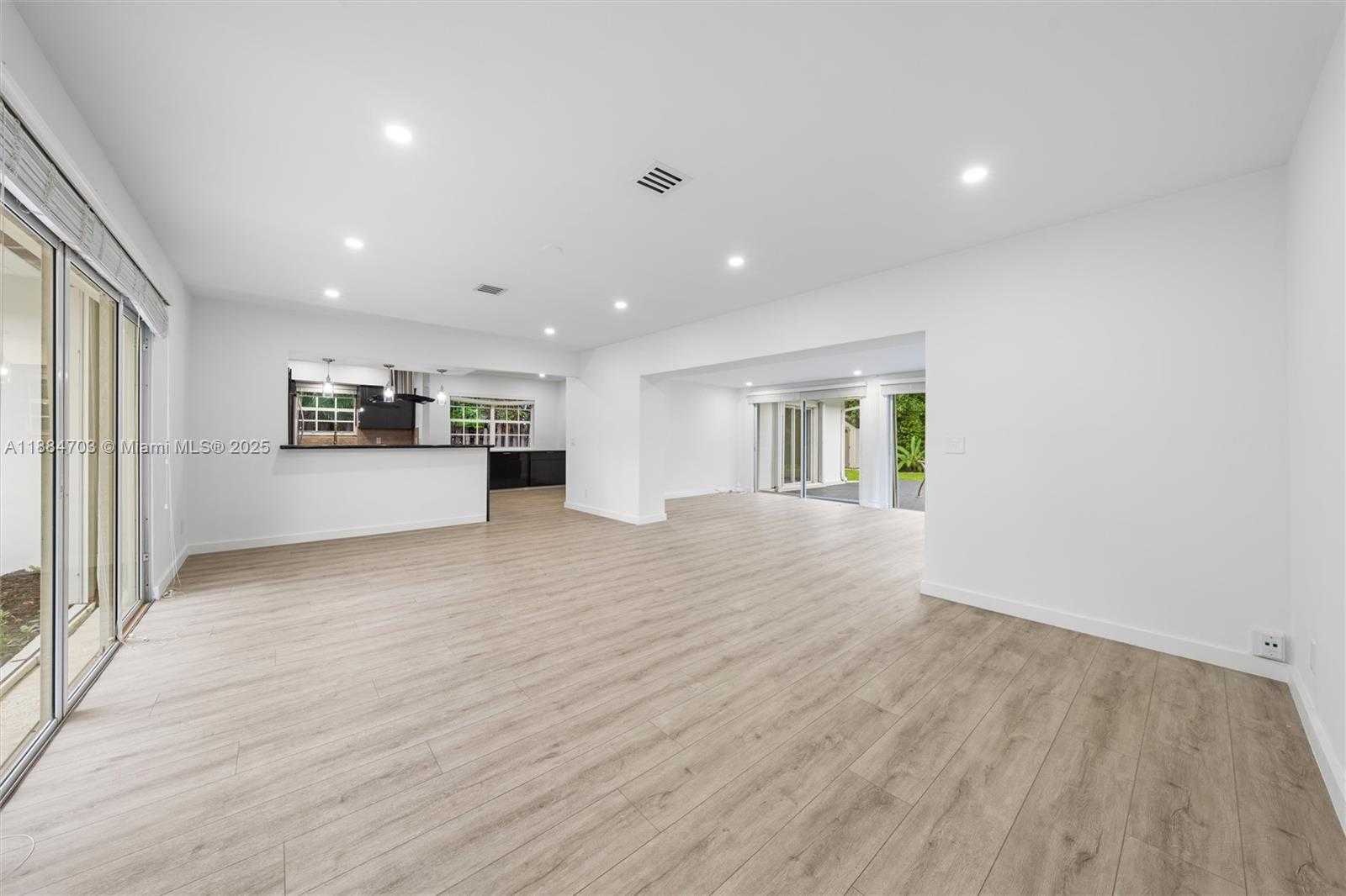 Small Image of 1825 ALAMANDA DR, North Miami Number 5