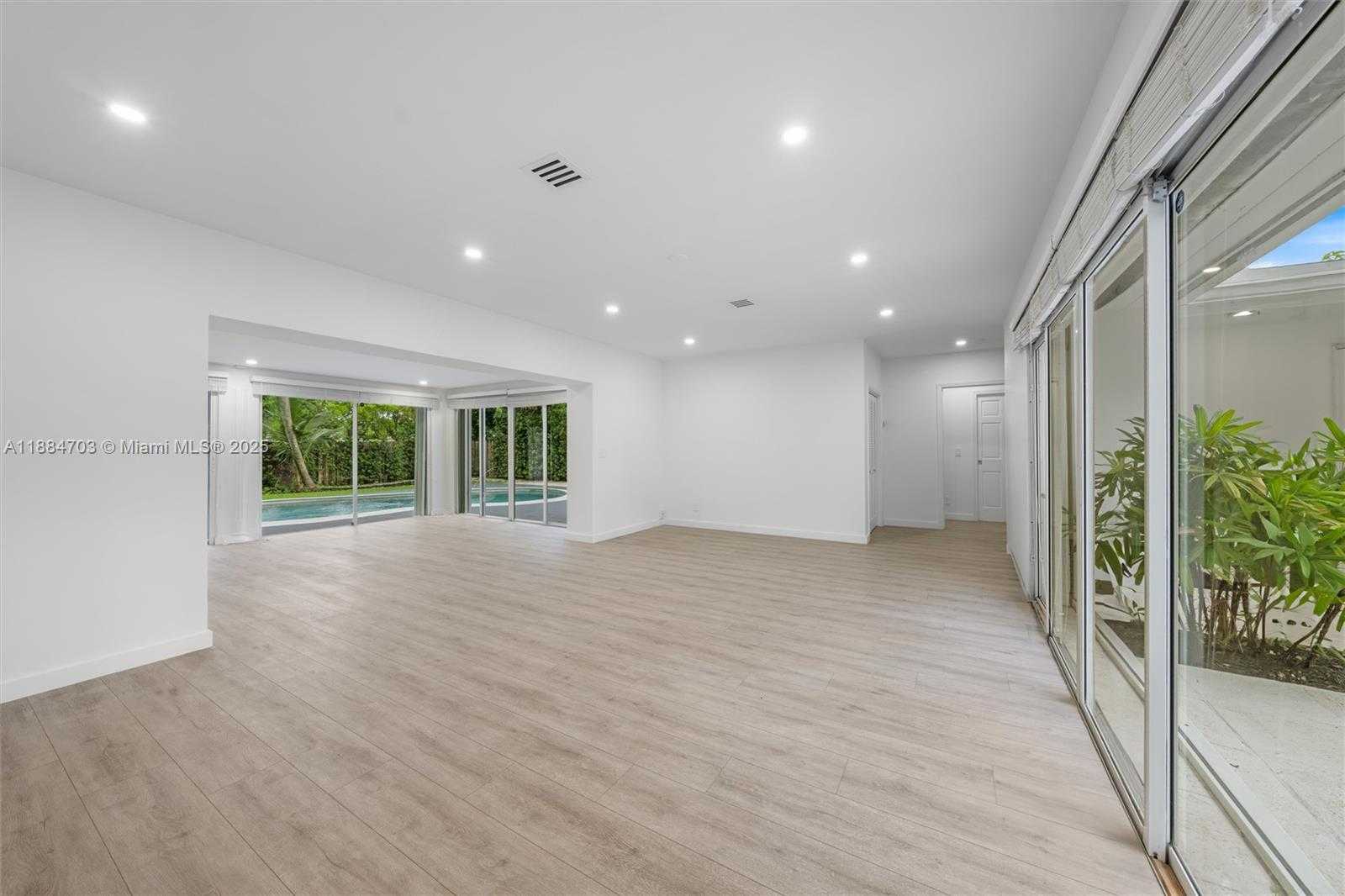 Small Image of 1825 ALAMANDA DR, North Miami Number 7