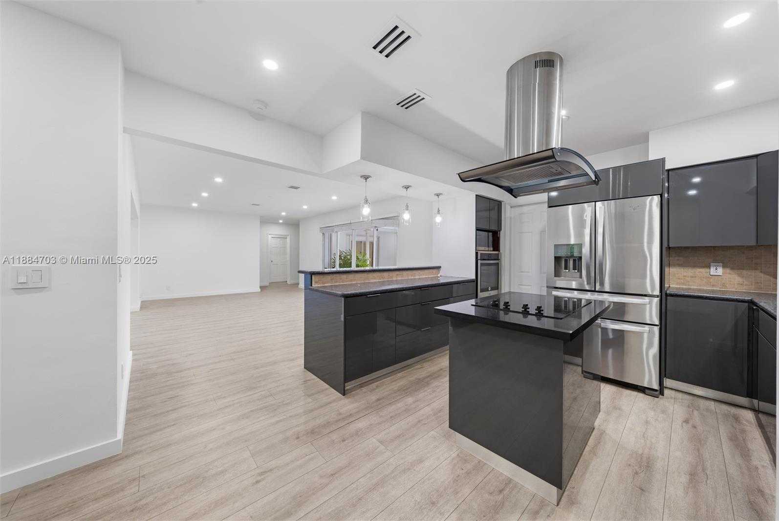 Small Image of 1825 ALAMANDA DR, North Miami Number 9