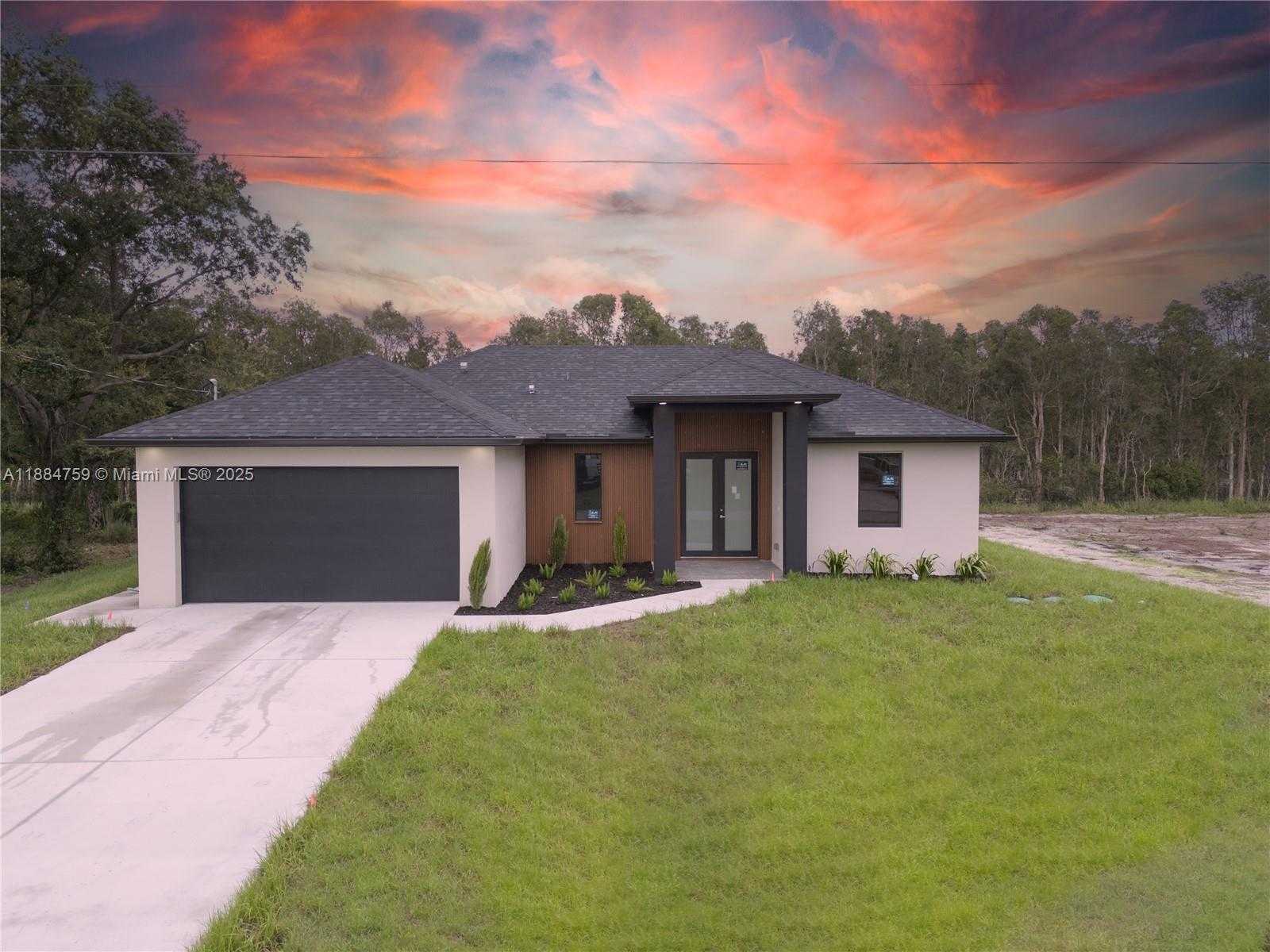 Small Image of 607 PELEE AVE, Lehigh Acres Number 2