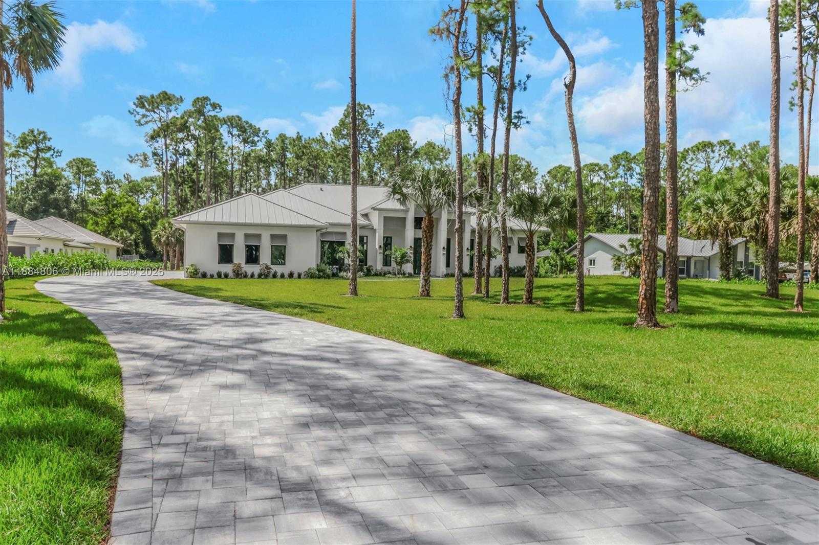 Small Image of 5174 SYCAMORE DR, Naples Number 3