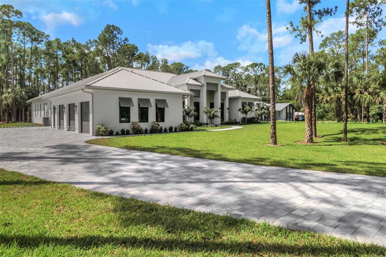 Small Image of 5174 SYCAMORE DR, Naples Number 4