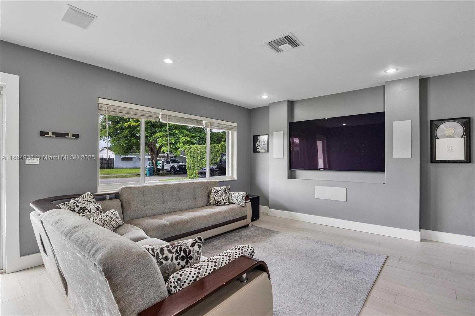 Small Image of 10521 SOUTH WEST 49TH ST, Miami Number 7