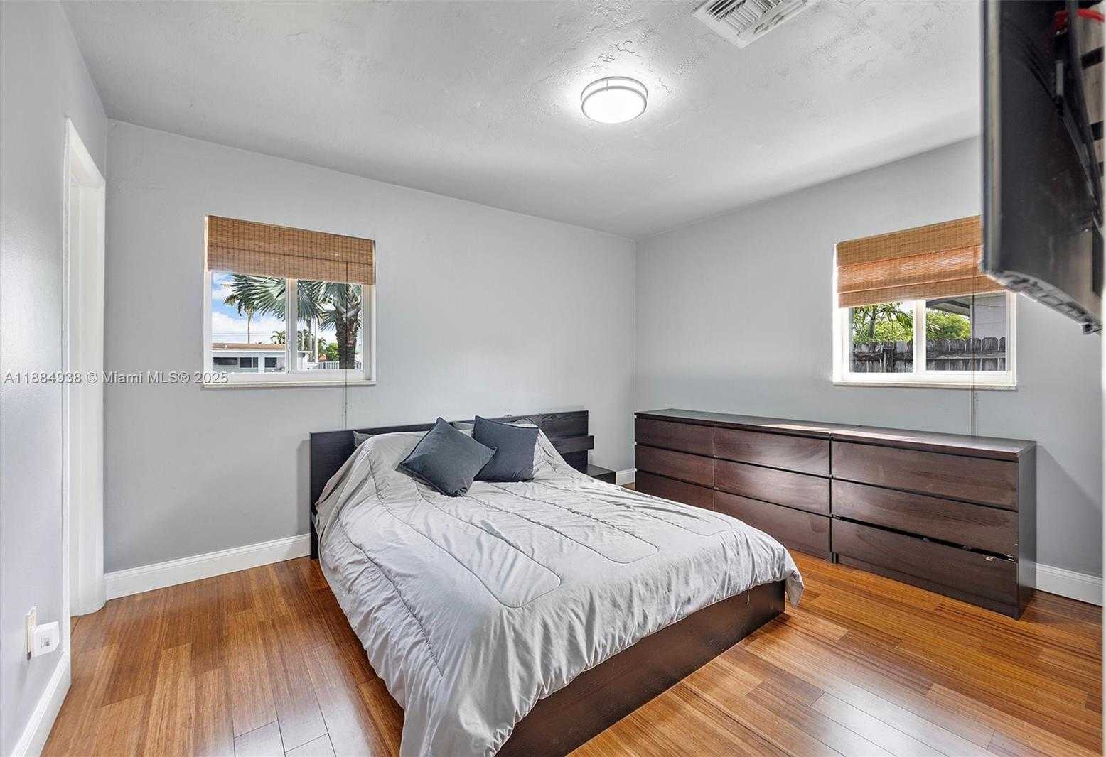 Small Image of 10521 SOUTH WEST 49TH ST, Miami Number 9
