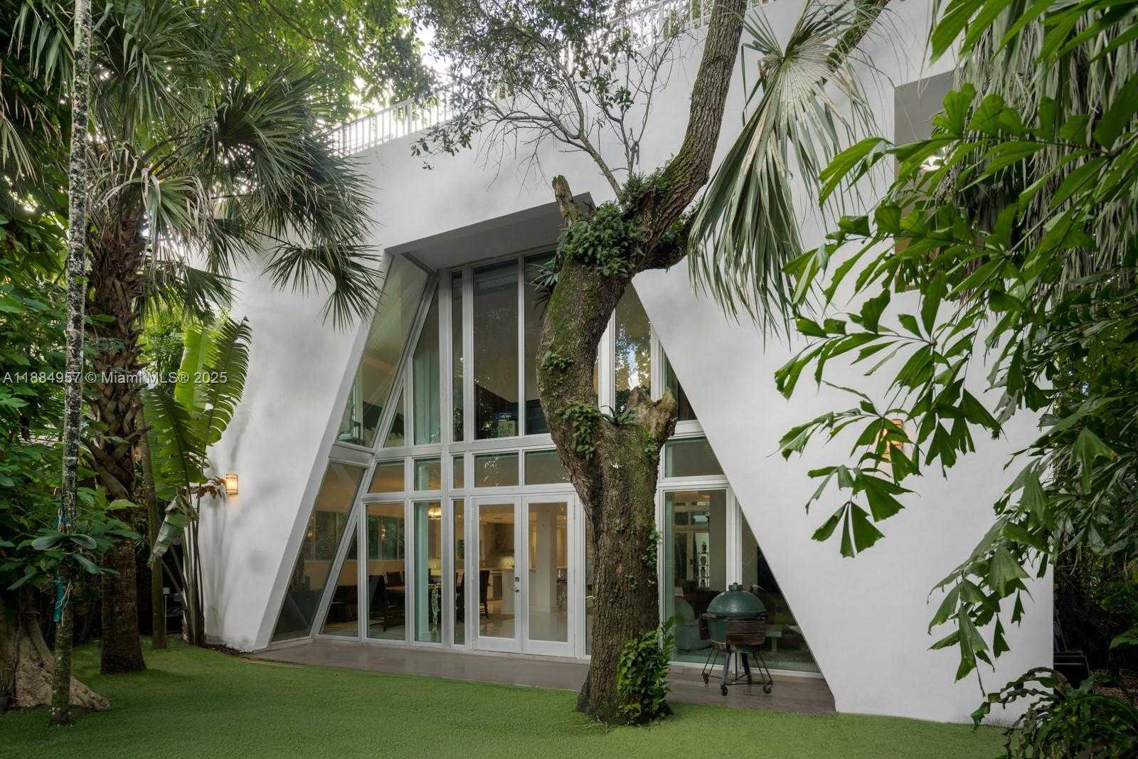 Small Image of 3861 KUMQUAT AVE, Miami Number 24