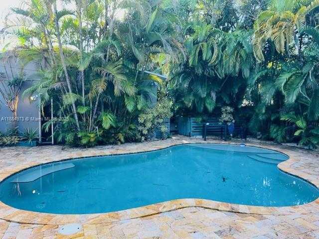 Small Image of 8501 EAST DIXIE HWY, Miami Number 6