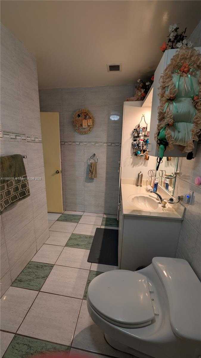 Small Image of 900 WEST 50TH PL, Hialeah Number 16