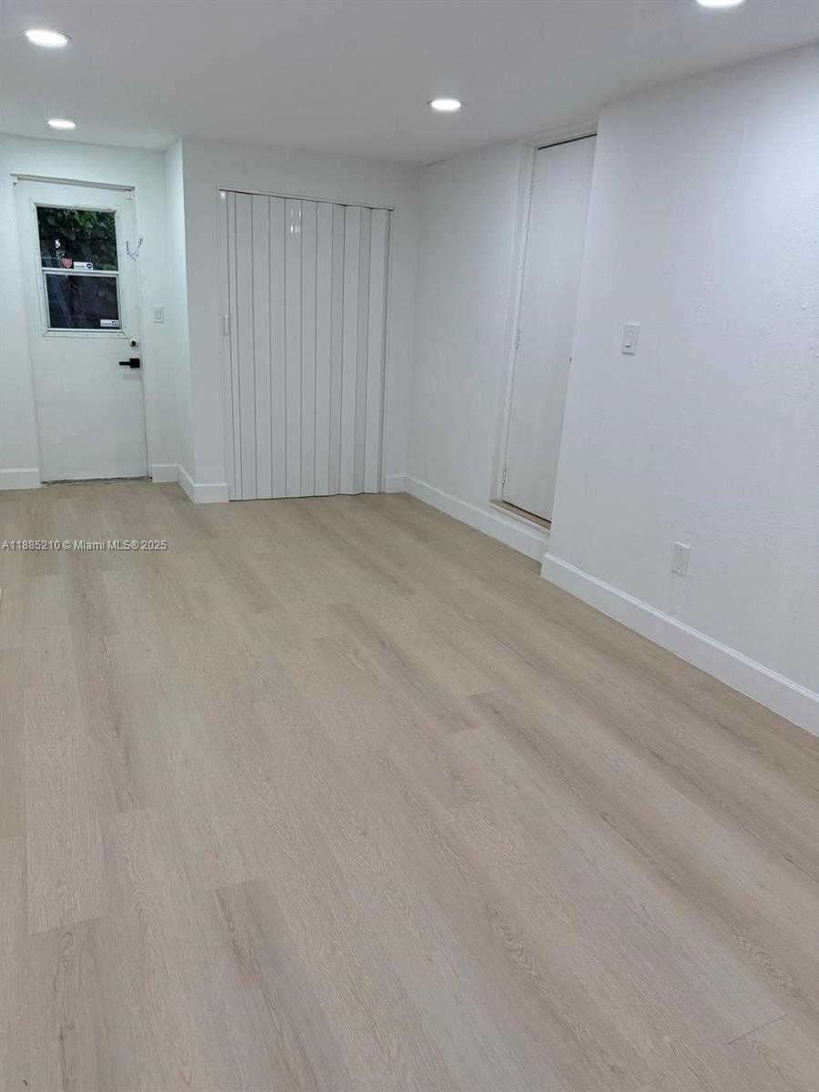 Small Image of Hollywood Number 6