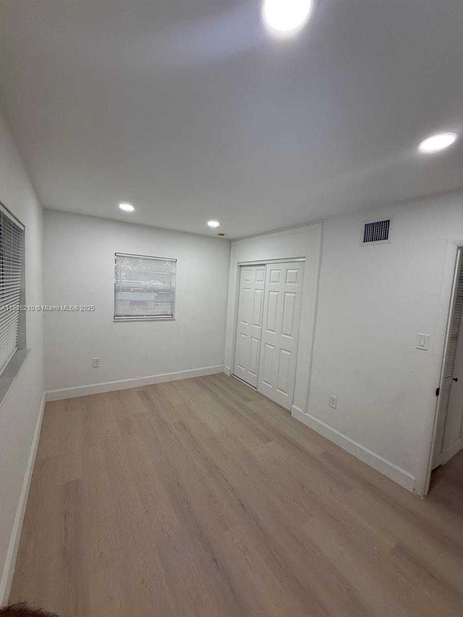 Small Image of Hollywood Number 7