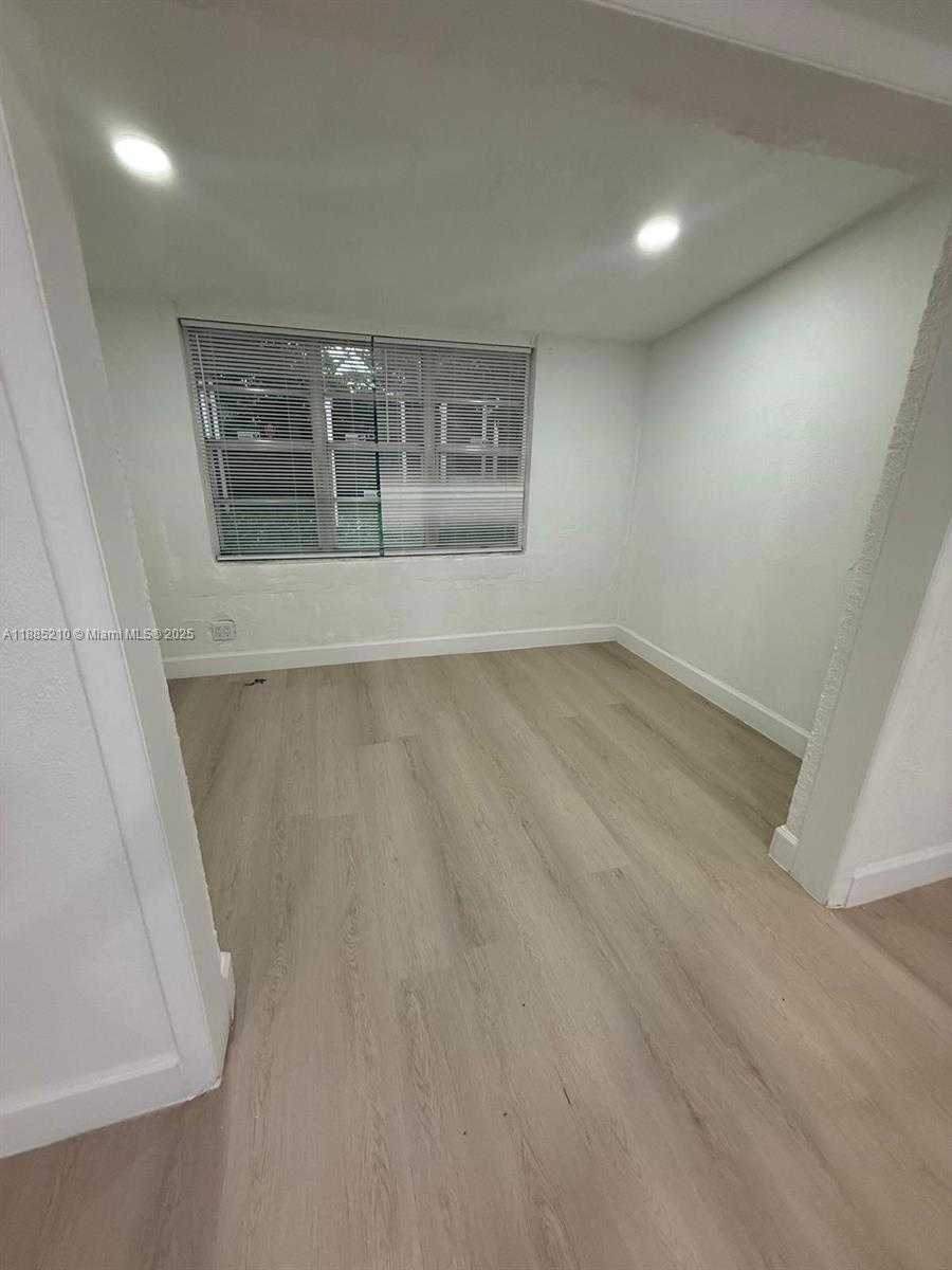 Small Image of Hollywood Number 8