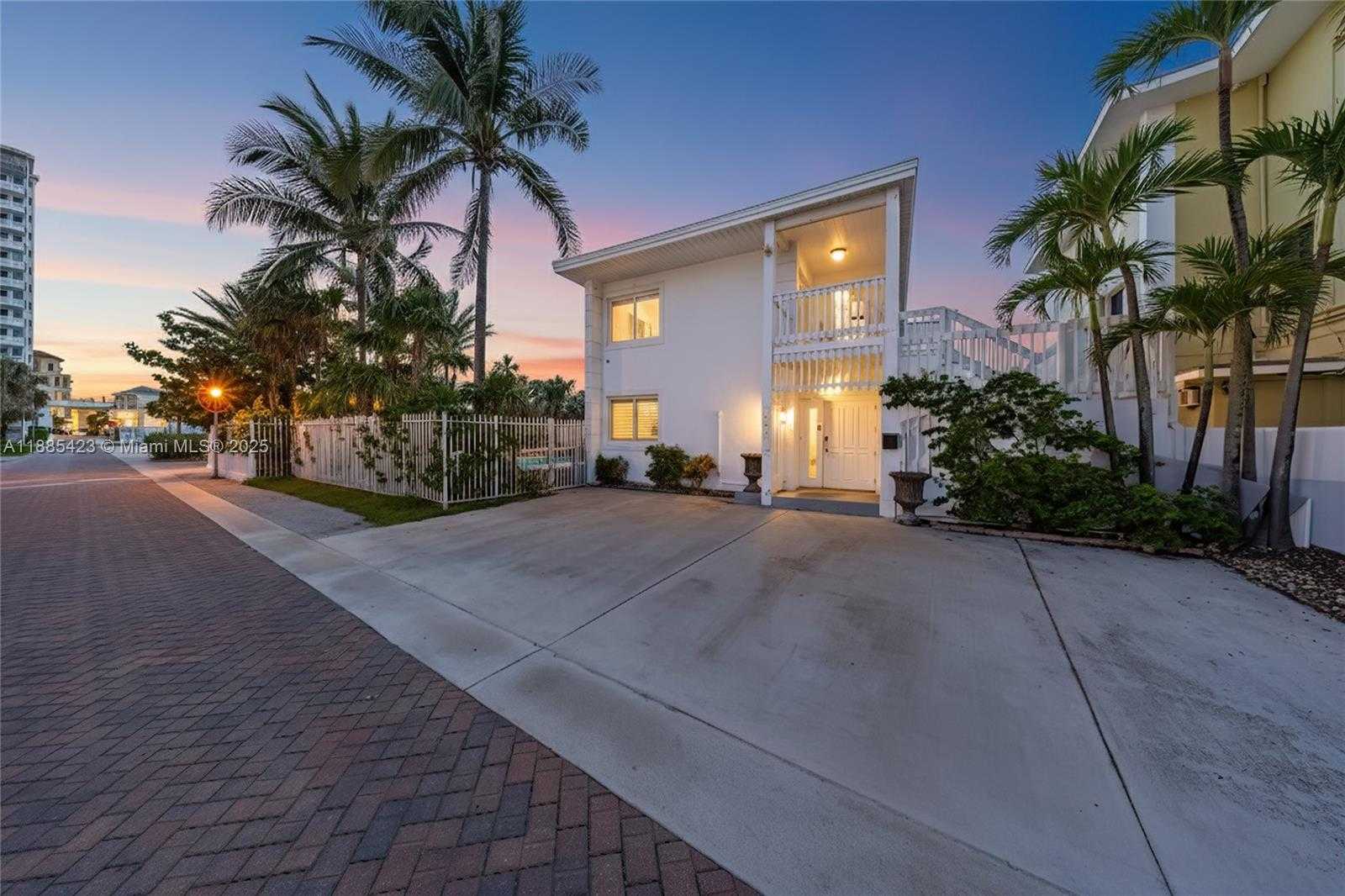 Small Image of 2910 NORTH SURF RD, Hollywood Number 5